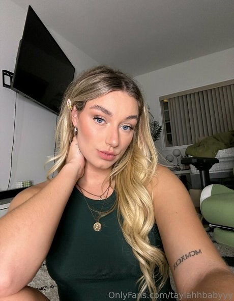 18歳のOnlyFans ホット裸 写真