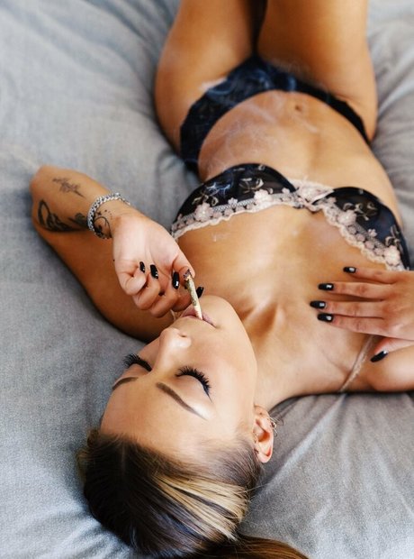 aubreyallia エロティックなスター 写真