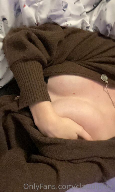 公共の場での猫のOnlyFans セクシー裸 写真