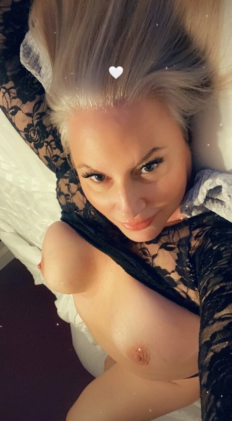 ブルネットの看護師OnlyFans ヌード 写真