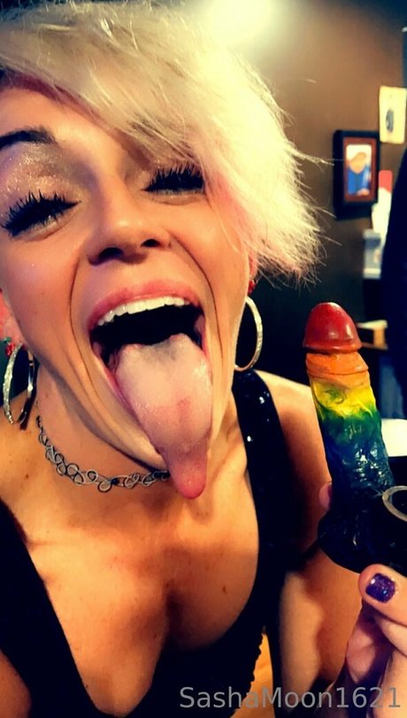 sashamoon1621 top profile image