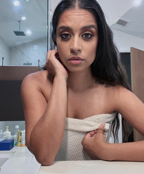 Lilly Singh ポルノスター 画像