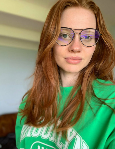 黒髪の熟女OnlyFans アートヌード 画像