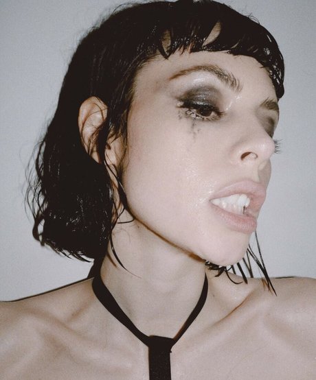 Charlotte Kemp Muhl 完璧なスター アーカイブ