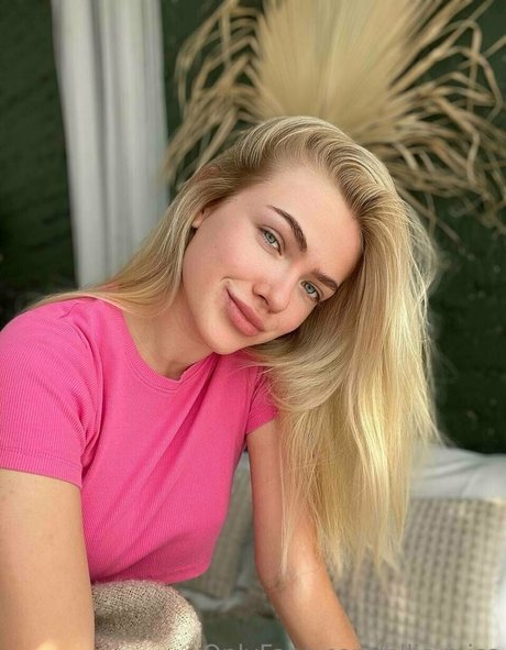 ellie miss top profile image