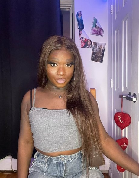 sissy serayah ポルノスター 高品質 写真