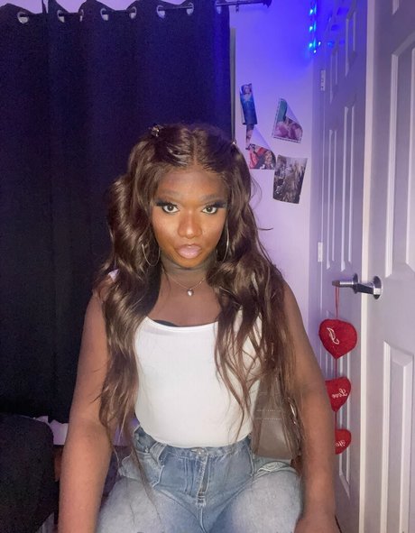 sissy serayah モデル 写真