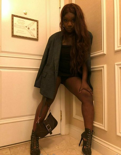 sissy serayah ポルノスター 無料 写真