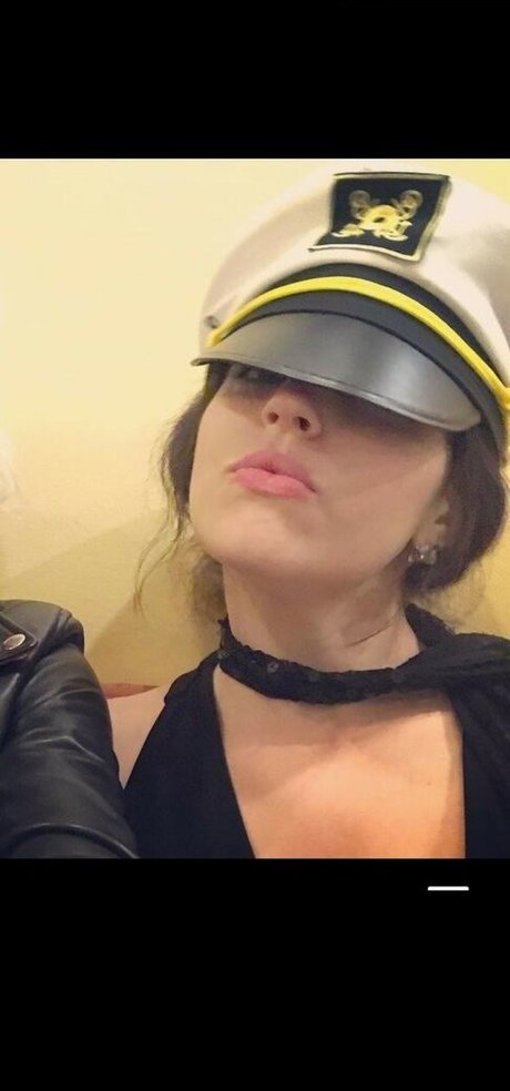 Emily Axford アート女優 写真