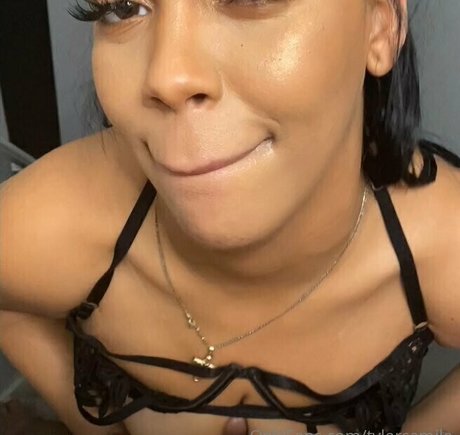 小柄なブロンドの熟女OnlyFans パーフェクト 画像