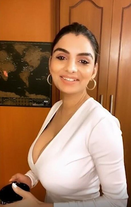 Anveshi Jain エロティックなポルノスター 写真