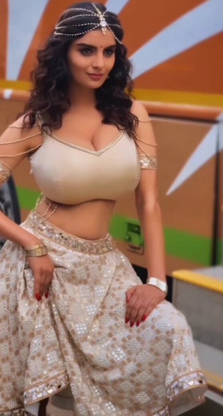 Anveshi Jain セックススター 写真
