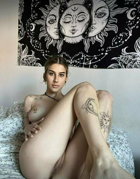 アナルパウグオンリーファンズ エロチック 写真