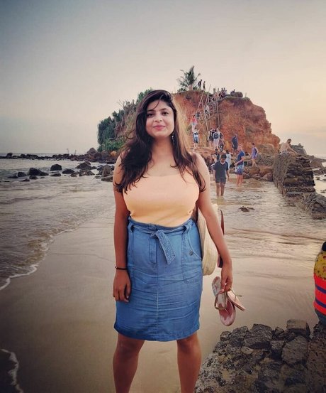 Tassels and Trails 美しいモデル 画像