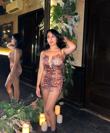 小柄なBBC OnlyFans ヌード 写真