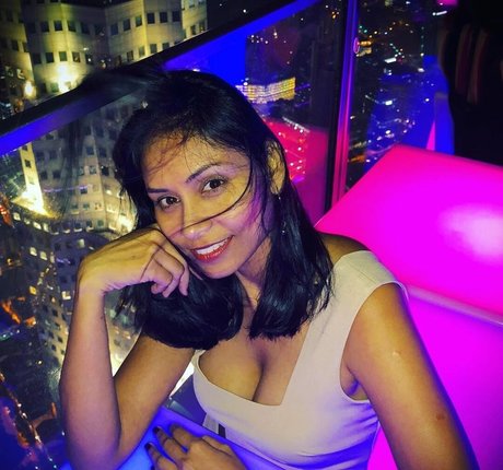 Shivani ヌードモデル 写真