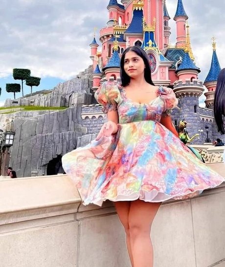 Pratika Sood スター 裸 写真