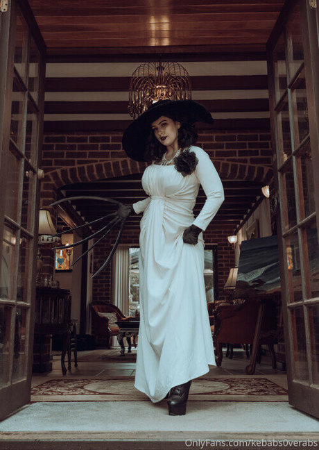 Lady Dimitrescu ホットモデル 写真