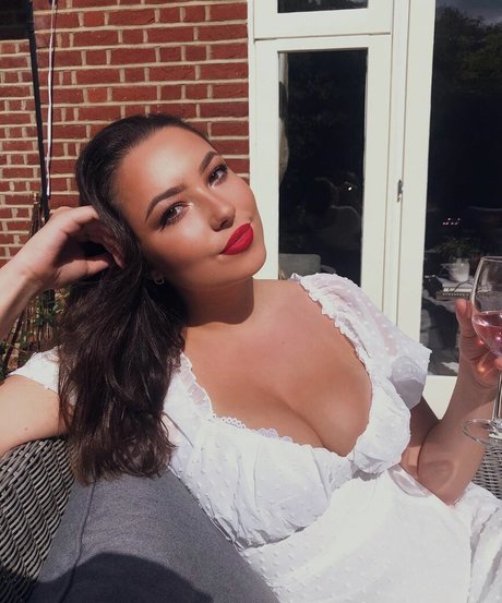 小柄なブロンドの熟女OnlyFans セクシーヌード 画像