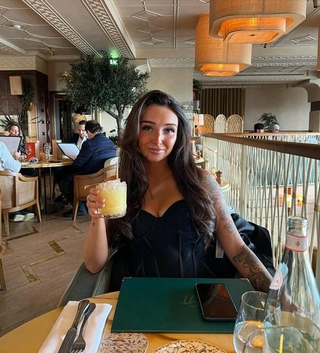 Chloe Panchal ポルノスター アート 写真