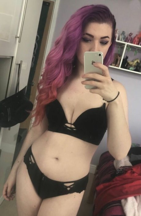 MYSTIK MINX かわいいモデル ギャラリー