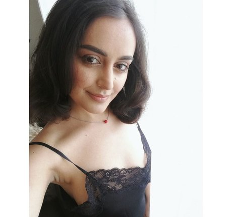 Yasmeena Ali ホットスター 画像