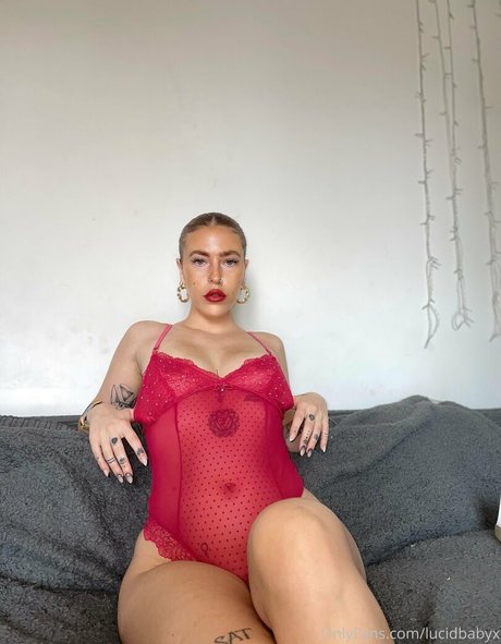 黒髪の熟女OnlyFans セクシーヌード 写真