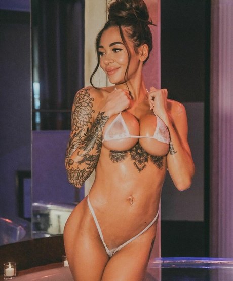 Leena Wild 裸モデル 写真