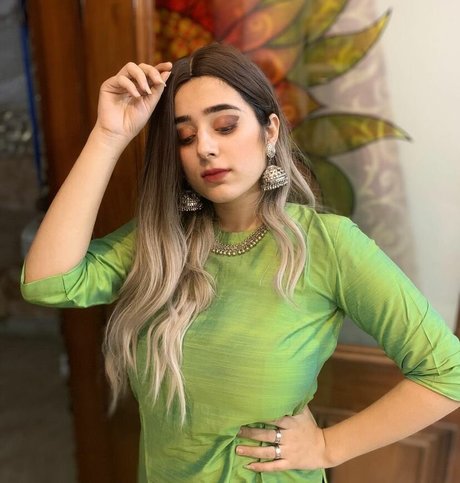 Apoorva Bhalla ヌードモデル 画像