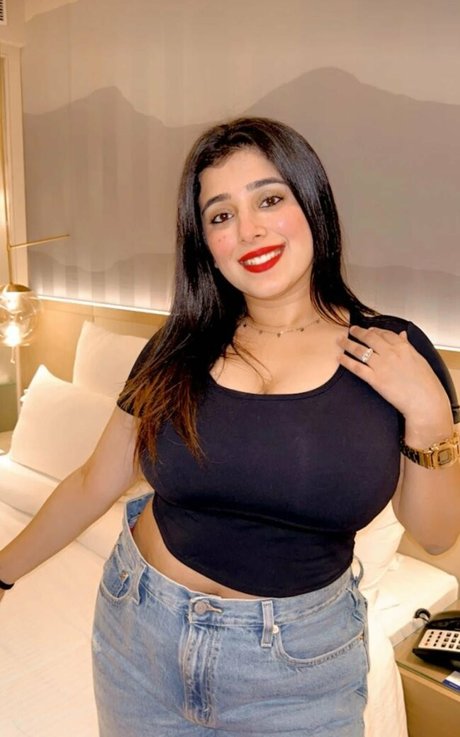 Apoorva Bhalla 素敵なポルノスター 写真