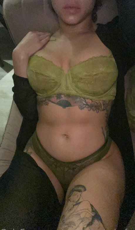 ブラック・ポーグ・オンリーファンズ セクシー 写真