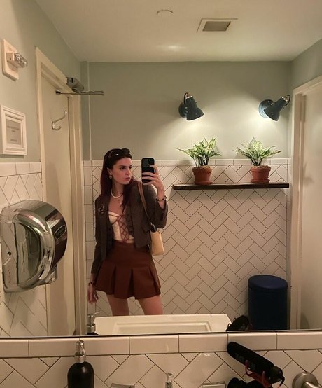 McKenzie Bell top profile image