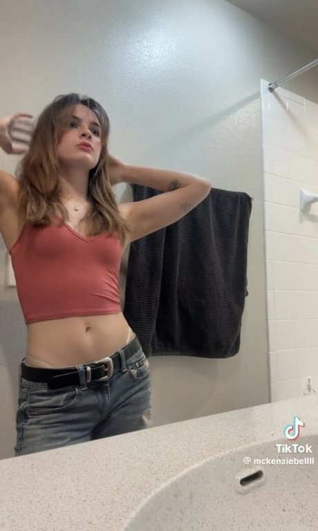 McKenzie Bell アダルトモデル 写真