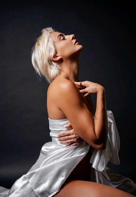 Allie Alina ホットモデル 画像