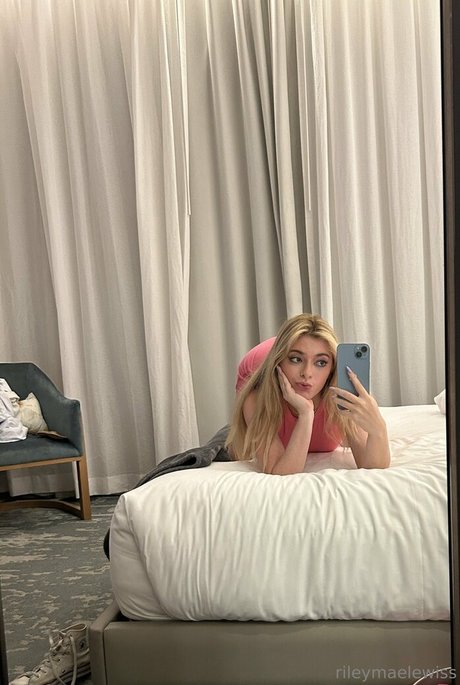 rileymaetwo かわいいポルノスター 画像