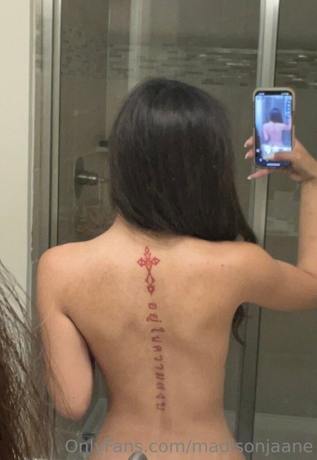 小柄なブロンドの熟女OnlyFans セクシー 写真