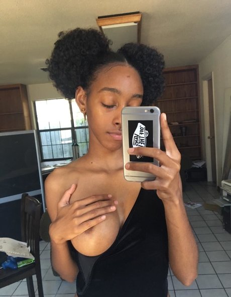 Cumshawty ヌード女優 写真