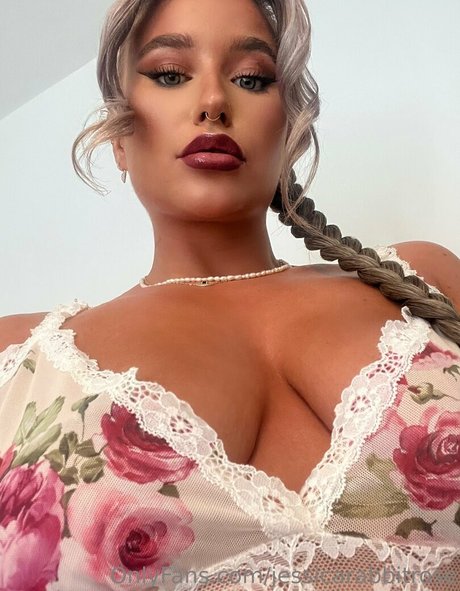 金髪秘書 OnlyFans ホット裸 写真