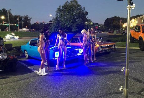 公共の場での猫のOnlyFans ポルノ 写真