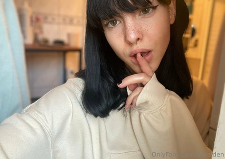 コメディアンのOnlyFans 美しいヌード 写真