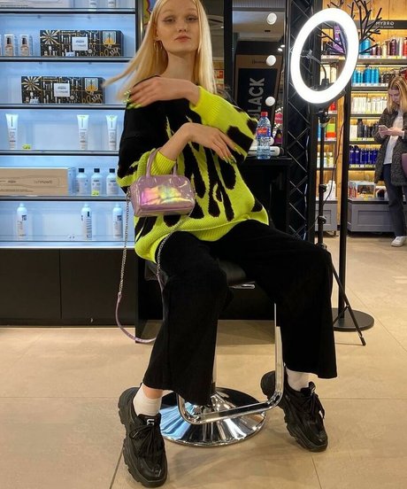 客室乗務員 OnlyFans セクシーヌード ギャラリー