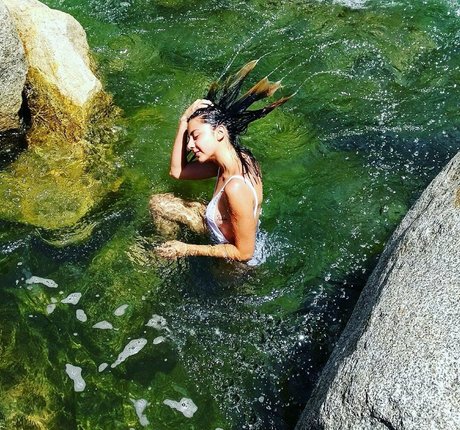 Manuela Velez ヌードスター 写真