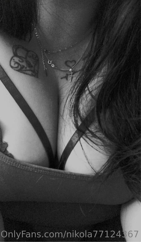 nikola77124367 ヌードスター 写真