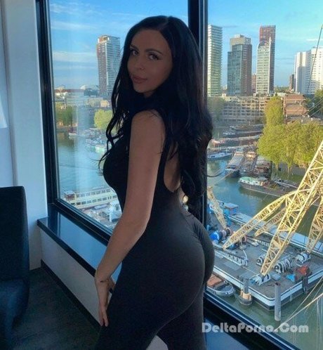 Karolina Nella アダルトモデル 画像