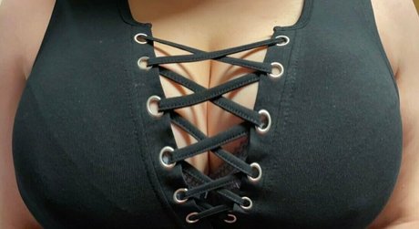 公共の場での猫のOnlyFans ヌード 写真