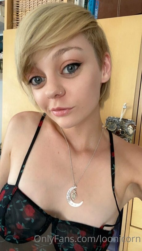 アジア人痴女OnlyFans 美しいヌード 写真