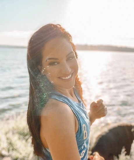 Emily Compagno セクシーモデル 写真