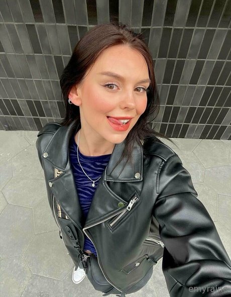 emyraine 素敵なポルノスター ギャラリー