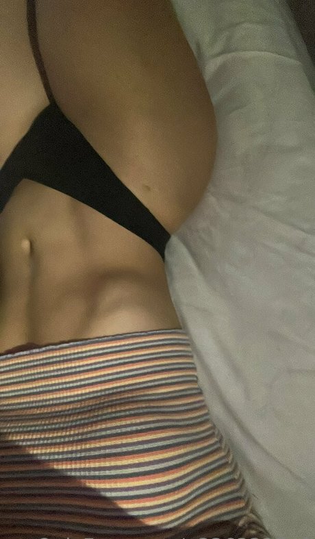 小柄なブロンドの熟女OnlyFans ポルノグラフィック 写真