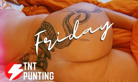 carlyelectriclive モデル 写真